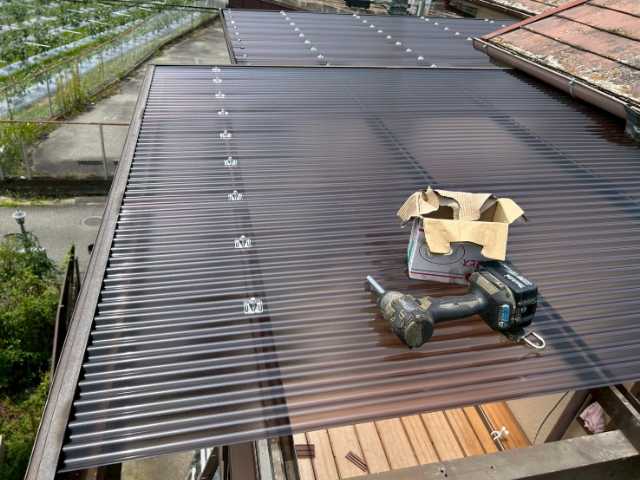 新しい波板の固定中